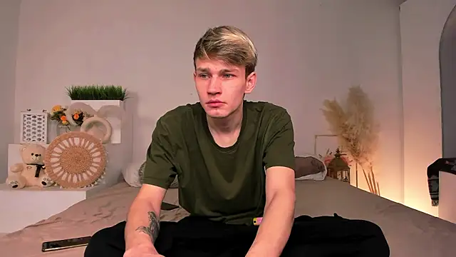 Snapshot of Volan_Starts chatting on February 15, 4:09 am Volan Starts online show from February 15, 4:09 am