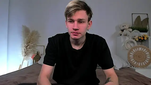 Snapshot of Volan_Starts chatting on February 21, 4:13 am Volan Starts online show from February 21, 4:13 am