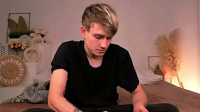 Snapshot of Volan_Starts chatting on February 26, 12:04 pm Volan Starts online show from February 26, 12:04 pm