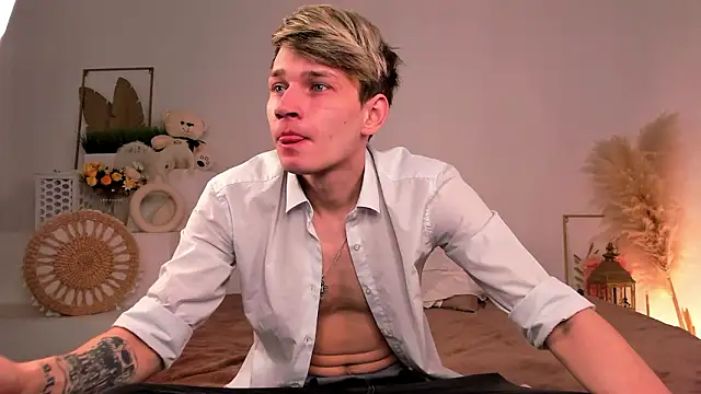 Snapshot of Volan_Starts chatting on March 4, 4:07 am Volan Starts online show from March 4, 4:07 am