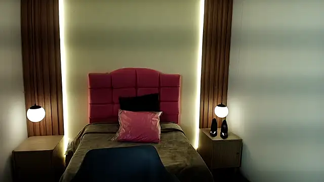 Snapshot of IvonneRoss_ chatting on February 5, 12:10 pm IvonneRoss online show from February 5, 12:10 pm