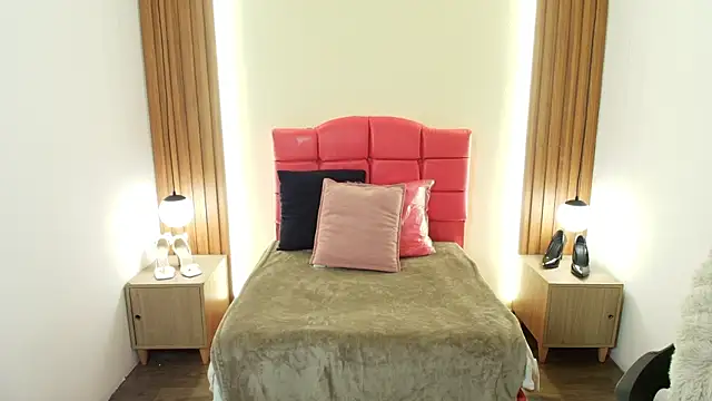 Snapshot of IvonneRoss_ chatting on February 24, 12:14 pm IvonneRoss online show from February 24, 12:14 pm