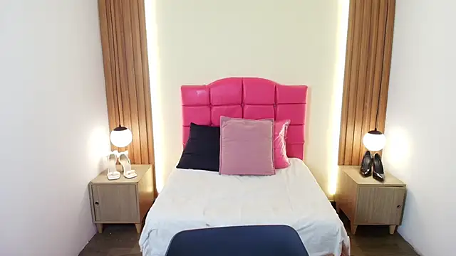 Snapshot of IvonneRoss_ chatting on February 25, 12:15 pm IvonneRoss online show from February 25, 12:15 pm