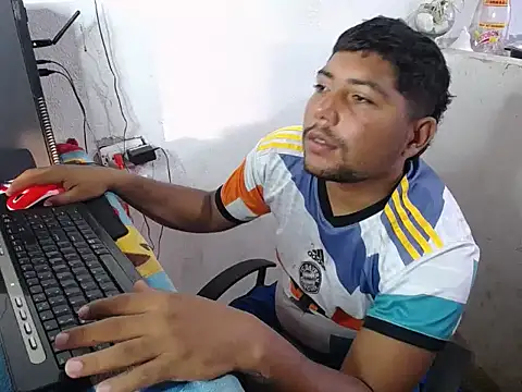 Snapshot of master_juju1921 chatting on February 3, 10:26 pm master juju1921 online show from February 3, 10:26 pm