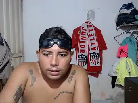 Snapshot of master_juju1921 chatting on February 6, 9:01 am master juju1921 online show from February 6, 9:01 am