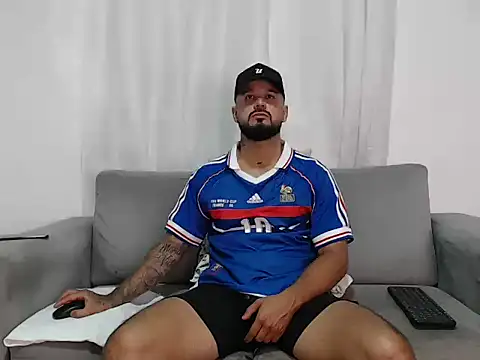 Snapshot of Handsomen69 chatting on February 15, 1:35 am Handsomen69 online show from February 15, 1:35 am