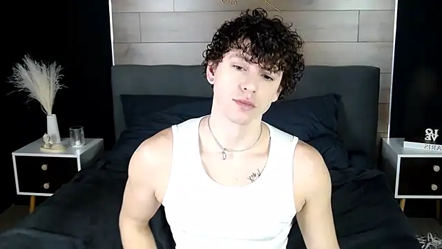 Snapshot of TylerGibson chatting on February 6, 4:06 am TylerGibson online show from February 6, 4:06 am