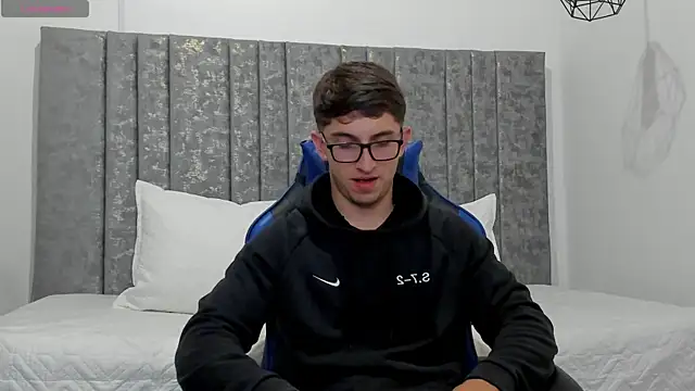 Calvin Hunter online show from April 2, 3:04 am