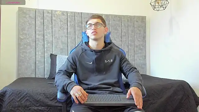 Calvin Hunter online show from April 9, 10:59 pm