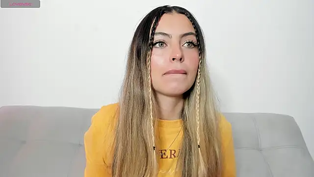 Snapshot of Fernanda_aaaa chatting on May 13, 3:20 pm Fernanda aaaa online show from May 13, 3:20 pm