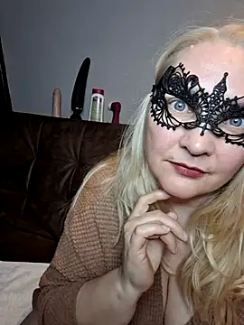 MaskedQueen77 online show from May 21, 6:37 pm