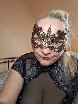 MaskedQueen77 online show from June 12, 5:23 pm