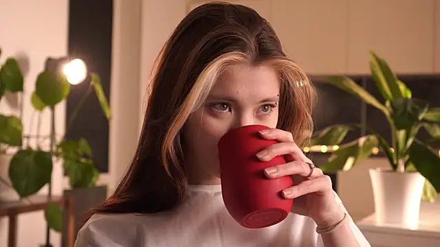 Snapshot of EleniRoeber chatting on February 24, 3:32 pm EleniRoeber online show from February 24, 3:32 pm