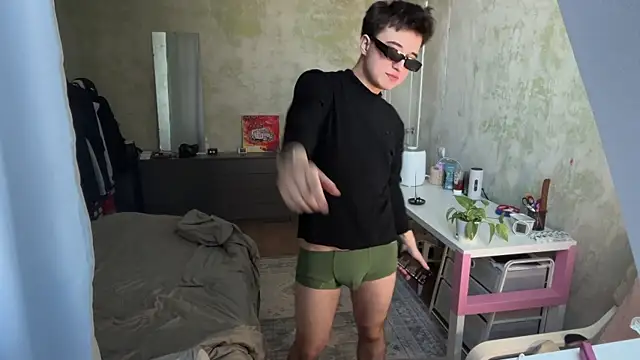 coolskum0 online show from April 1, 7:20 am