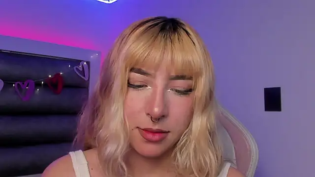 Snapshot of adhalee_js chatting on February 18, 8:27 pm adhalee js online show from February 18, 8:27 pm