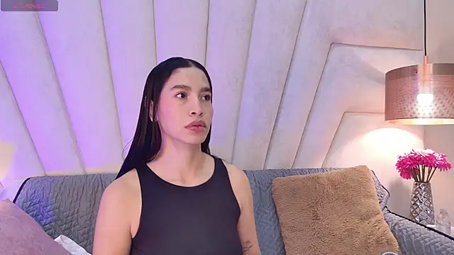 JuliaaVega online show from February 5, 11:59 am