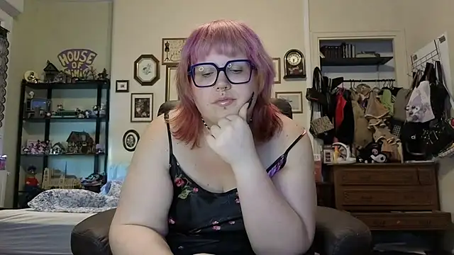 Snapshot of ProfaneHekate chatting on June 17, 6:31 pm ProfaneHekate online show from June 17, 6:31 pm