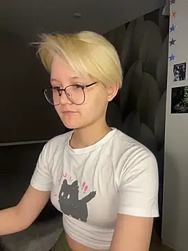 LuunaDorean online show from February 9, 10:30 am