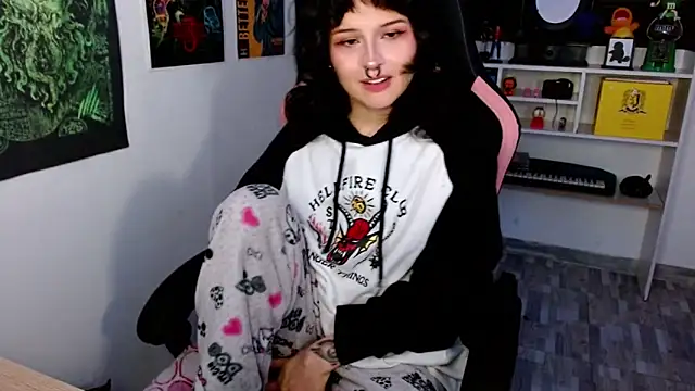 Snapshot of neena_nyx_ chatting on June 18, 12:11 am neena nyx online show from June 18, 12:11 am
