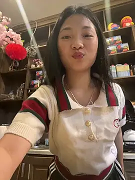 Lyn-be99 online show from May 22, 2:12 pm