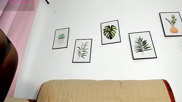 Snapshot of DomenicaW chatting on February 11, 12:32 pm DomenicaW online show from February 11, 12:32 pm