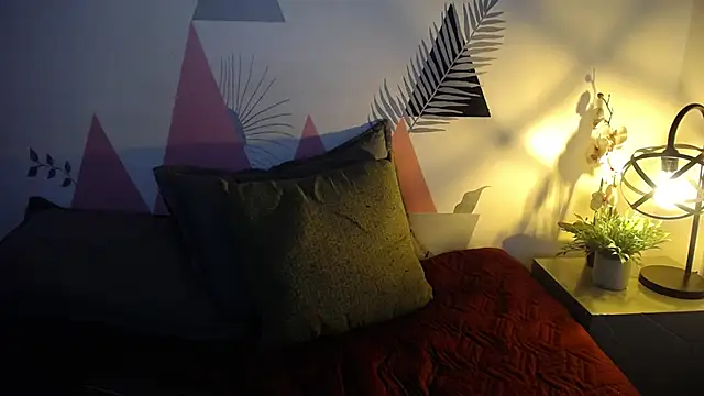 Snapshot of Minibombom chatting on February 19, 12:56 pm Minibombom online show from February 19, 12:56 pm