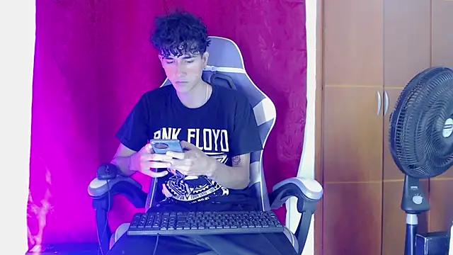 Snapshot of Johnny_cagee_ chatting on February 6, 11:52 pm Johnny cagee online show from February 6, 11:52 pm