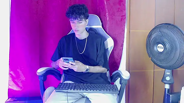 Snapshot of Johnny_cagee_ chatting on February 7, 11:30 pm Johnny cagee online show from February 7, 11:30 pm