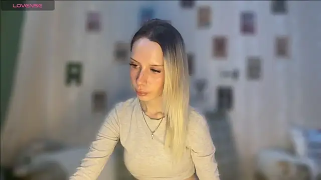 Snapshot of DellaCampbell chatting on February 11, 9:58 am DellaCampbell online show from February 11, 9:58 am