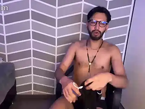 Snapshot of thomass1018 chatting on February 11, 4:01 pm thomass1018 online show from February 11, 4:01 pm