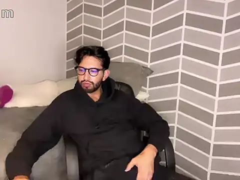 Snapshot of thomass1018 chatting on February 13, 2:29 am thomass1018 online show from February 13, 2:29 am