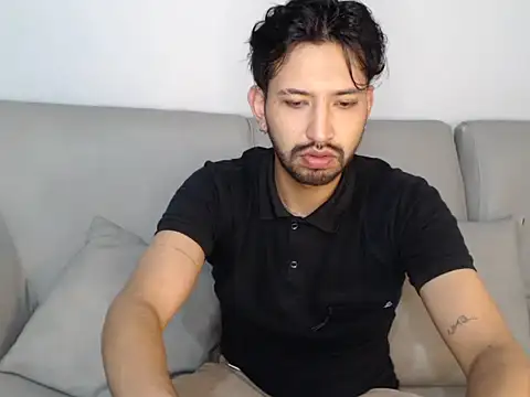 thomass1018 online show from June 12, 2:43 am