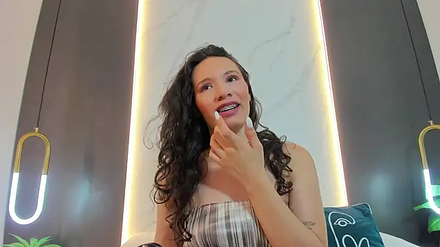 Snapshot of valeryn__rosse chatting on February 27, 2:11 am valeryn rosse online show from February 27, 2:11 am