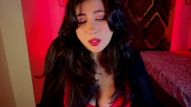 Snapshot of Luvienne chatting on February 21, 7:26 pm Luvienne online show from February 21, 7:26 pm