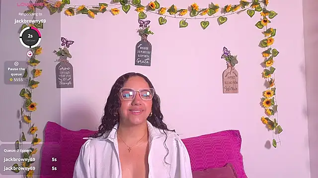 Snapshot of emiily_curly chatting on July 17, 11:28 am emiily curly online show from July 17, 11:28 am