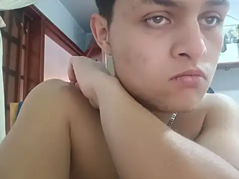 Snapshot of Andres_medi32 chatting on August 4, 8:22 pm Andres medi32 online show from August 4, 8:22 pm