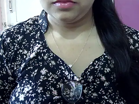 Cute Aliyaa online show from April 2, 8:45 am