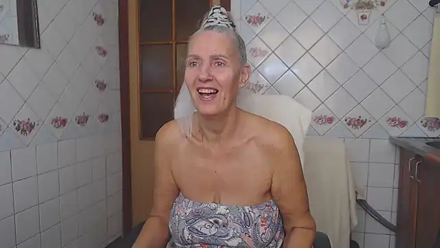 Snapshot of lukerya chatting on January 2, 7:33 am lukerya online show from January 2, 7:33 am