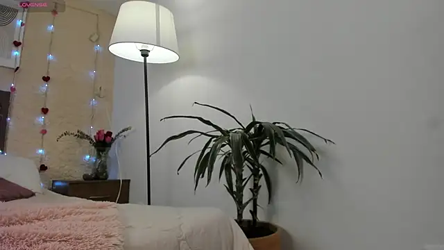 SalomeStorm  online show from February 24, 1:31 pm