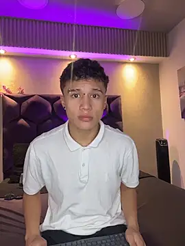 Snapshot of Dominik_Souza chatting on April 23, 8:11 pm Dominik Souza online show from April 23, 8:11 pm