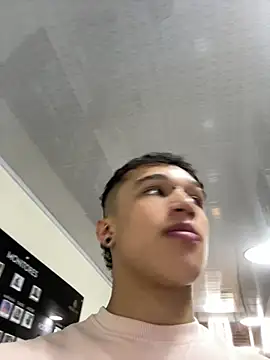 Snapshot of Dominik_Souza chatting on May 19, 8:04 pm Dominik Souza online show from May 19, 8:04 pm