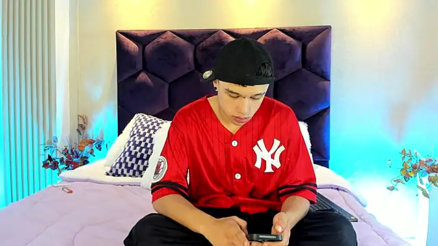 Snapshot of Dominik_Souza chatting on May 28, 5:43 pm Dominik Souza online show from May 28, 5:43 pm