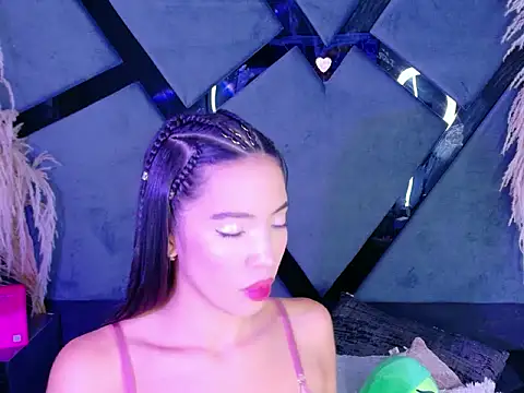 KylieWhitee online show from March 24, 4:39 am