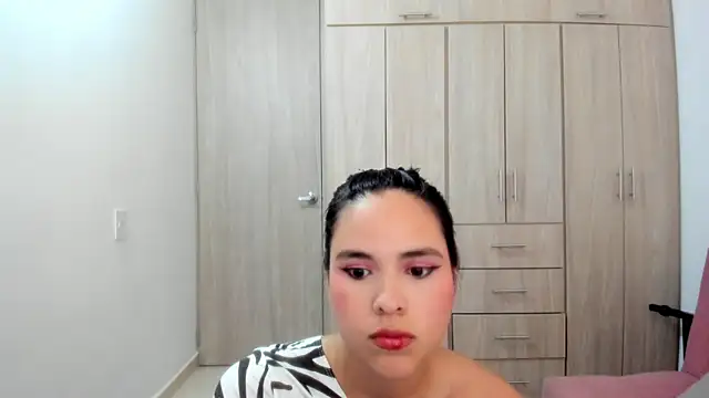 Hannakitten77 online show from February 5, 10:36 pm