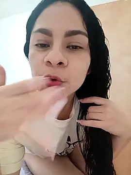 Snapshot of luna_pinky chatting on February 14, 2:47 pm luna pinky online show from February 14, 2:47 pm