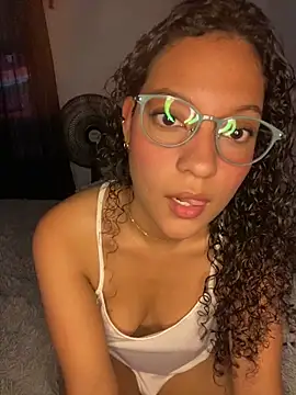 Snapshot of CristalXO chatting on April 4, 4:04 pm CristalXO online show from April 4, 4:04 pm