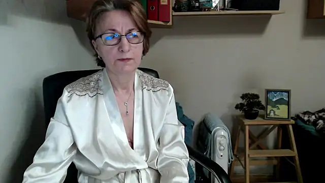 katemodel online show from April 3, 7:28 am