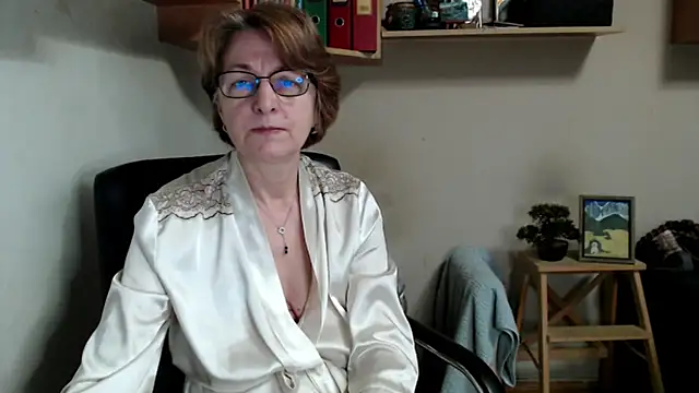 katemodel online show from April 5, 8:44 am