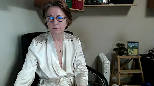 katemodel online show from April 7, 6:58 am