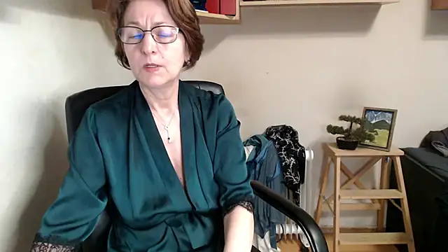 katemodel online show from June 1, 9:44 am